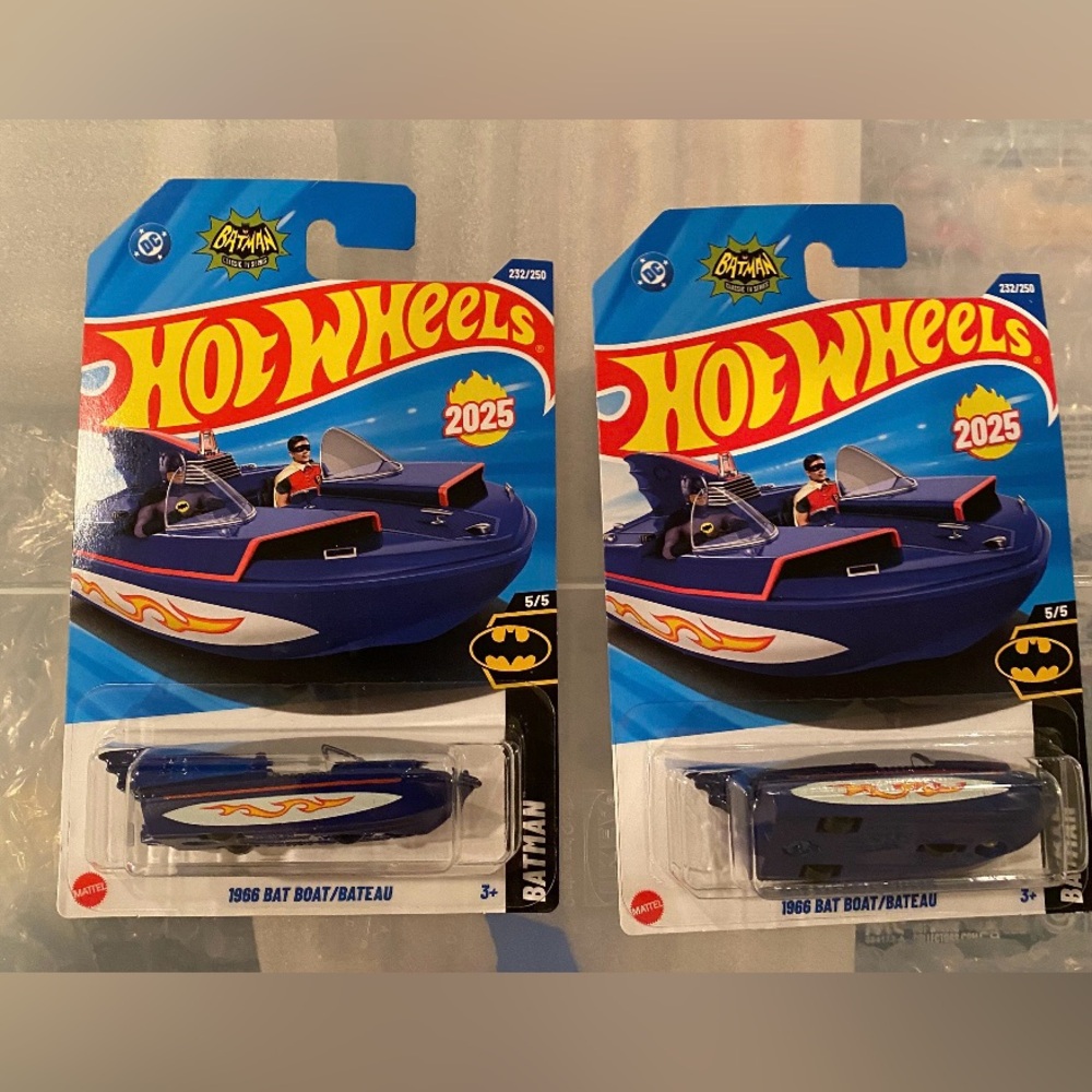 Hot Wheels 1966 Bat Boat from the Batman Classic TV Series